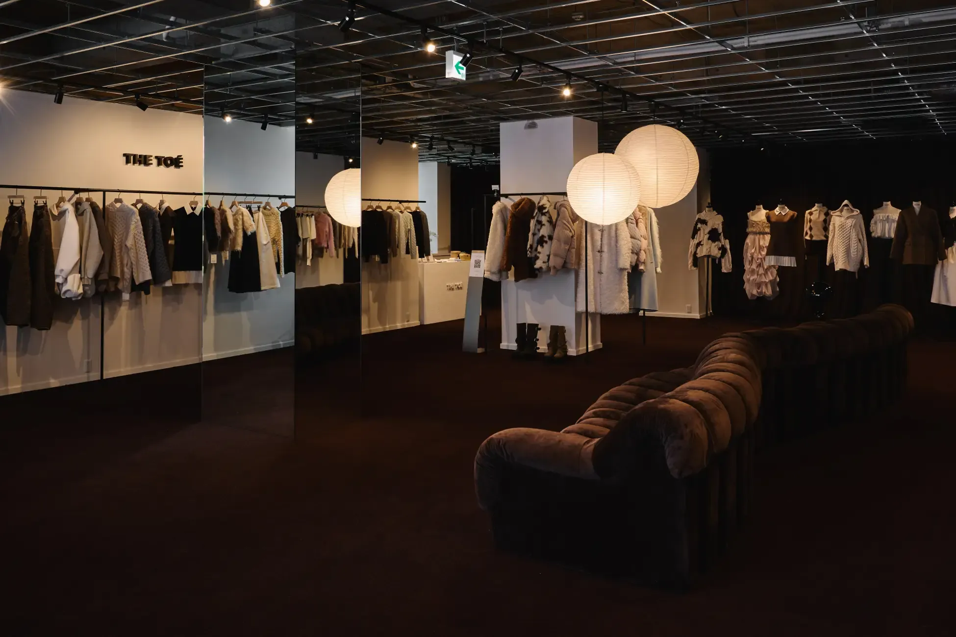 コレクションを展示するTHE TOÉ TOKYOの店舗空間とラウンジ